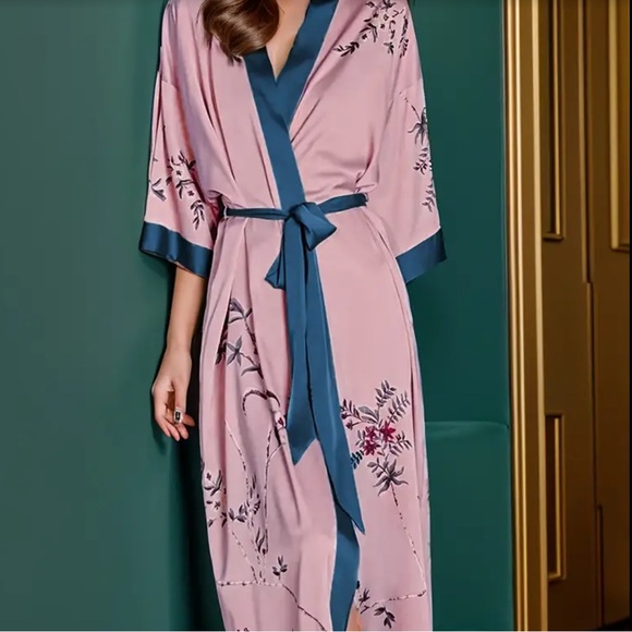 Silky Robe - Picture 3 of 7